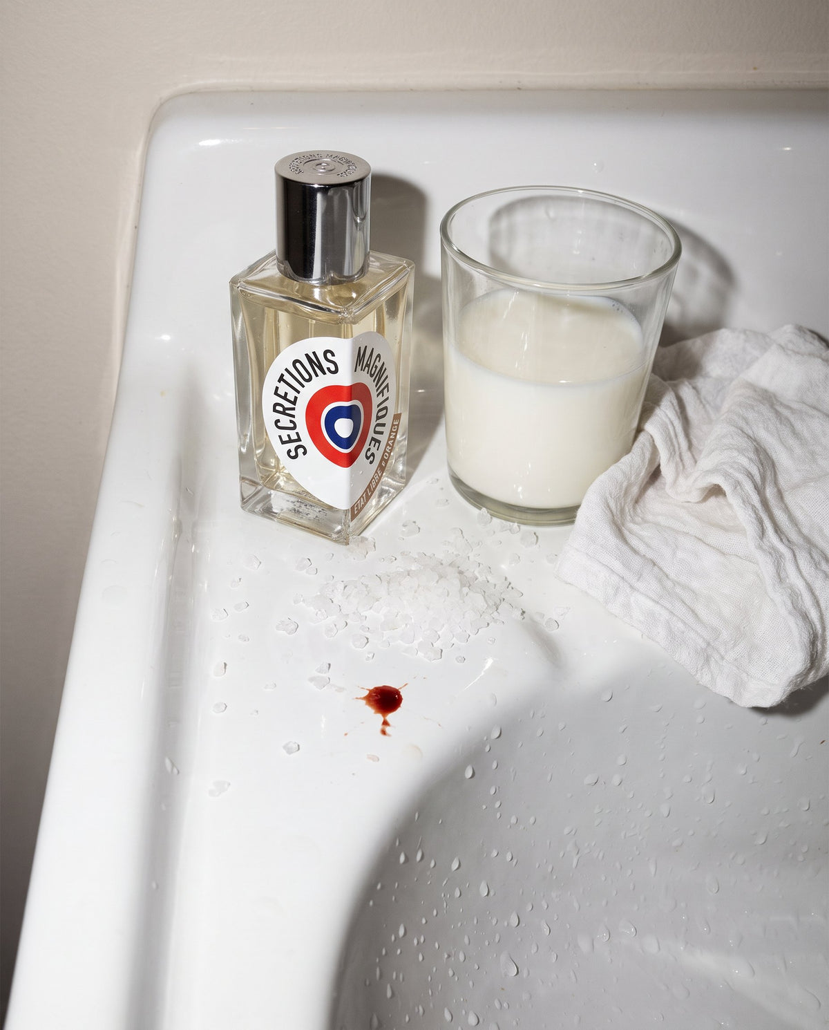 Sécrétions Magnifiques de Etat Libre d'Orange en un lavabo con un vaso de leche y sal